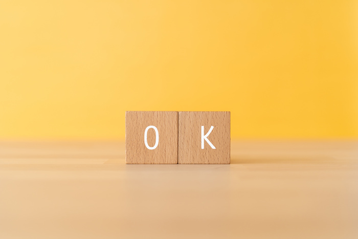 「OK」と書かれた積み木
